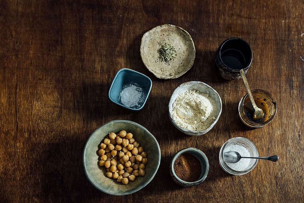 利用鷹嘴豆本身含有的水分和蛋白質，即可做出黏度適中的粉團。（攝影／林冠良）
