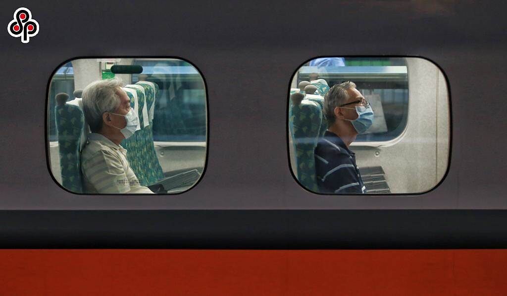 政府呼籲民眾端午連假減少移動，雙鐵連日來收到大量旅客退票。（資料照）