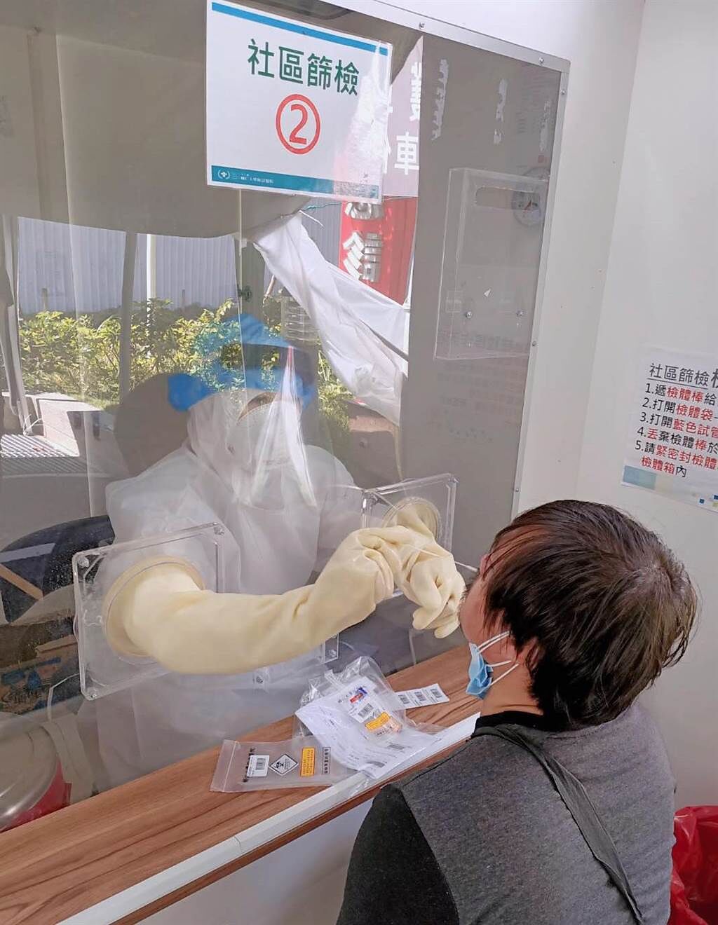 許書華在林志玲捐的正壓檢疫亭裡，替民眾進行篩檢。（圖／FB@許書華醫師 陪妳寫日記）