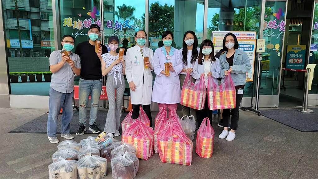 潘逸安(左二起)和老婆Vivian帶著餐盒飲料慰勞岳父與醫護人員。（艾迪昇傳播提供）