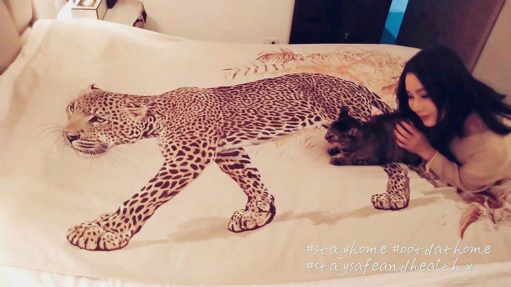 陳美鳳的床有隻大大的花豹圖案。（圖／FB@陳美鳳）