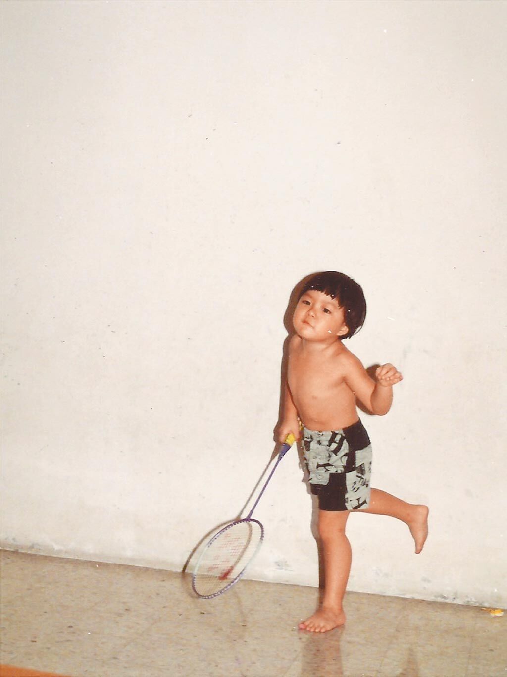江宏傑幼時學第1個運動是打羽球，模樣可愛。（華研國際提供）