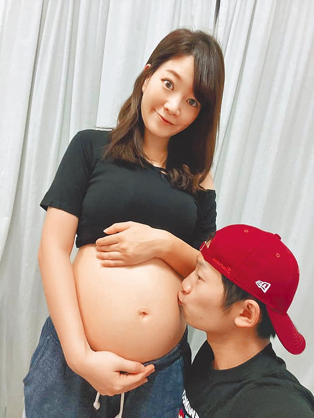 蔡昌憲開心親吻老婆肚子裡的新生命。（摘自臉書）