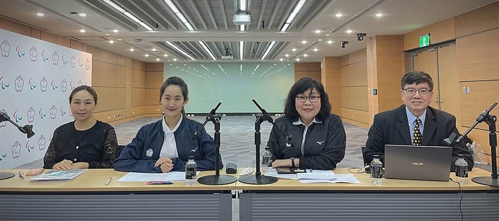 中華民國殘障體育運動總會會長穆閩珠會長（右二）率團隊參與IPC視訊決選會議。（體育署提供）