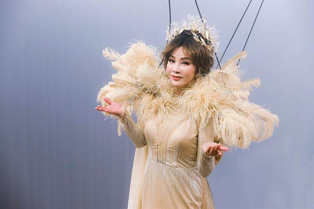 陳美鳳為《黃金歲月》重頭戲穿秀服吊鋼絲。（民視提供）
