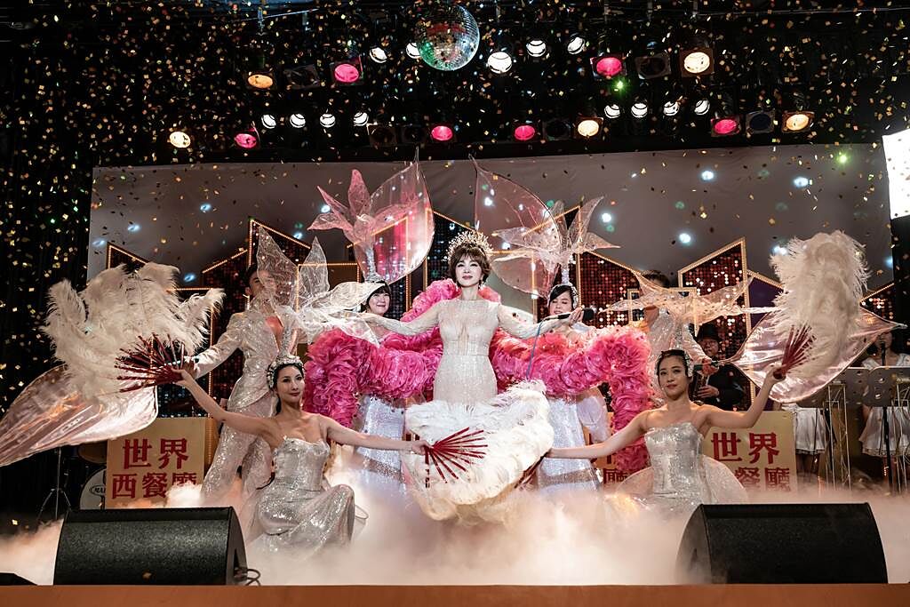 陳美鳳重現當年經典的歌廳秀表演。（民視提供）