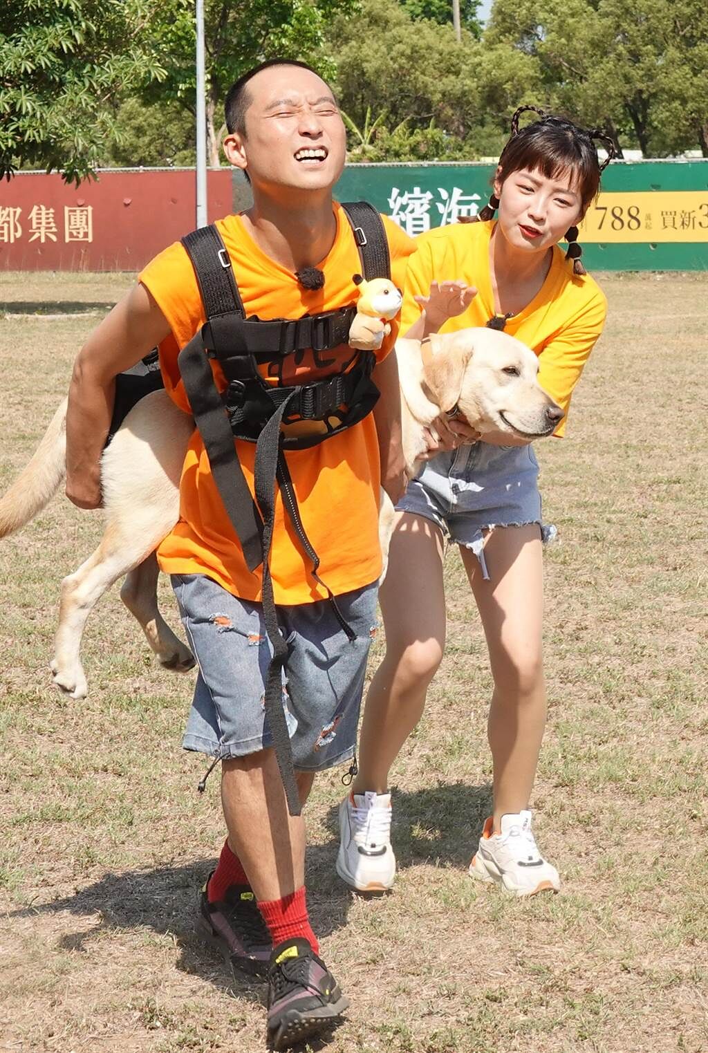 浩子背起40公斤的搜救犬做移動訓練。 （民視提供）