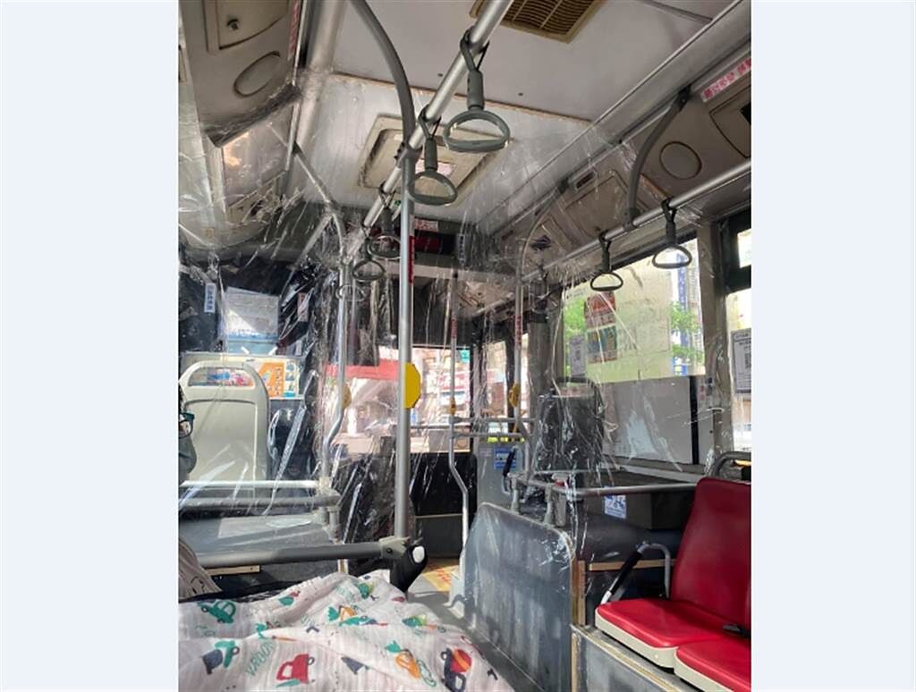 一名女子搭公車時，驚見司機為了防疫，用保鮮膜把駕駛區整個封死，乘客只能從後門上下車。(圖/截自臉書 爆廢公社)