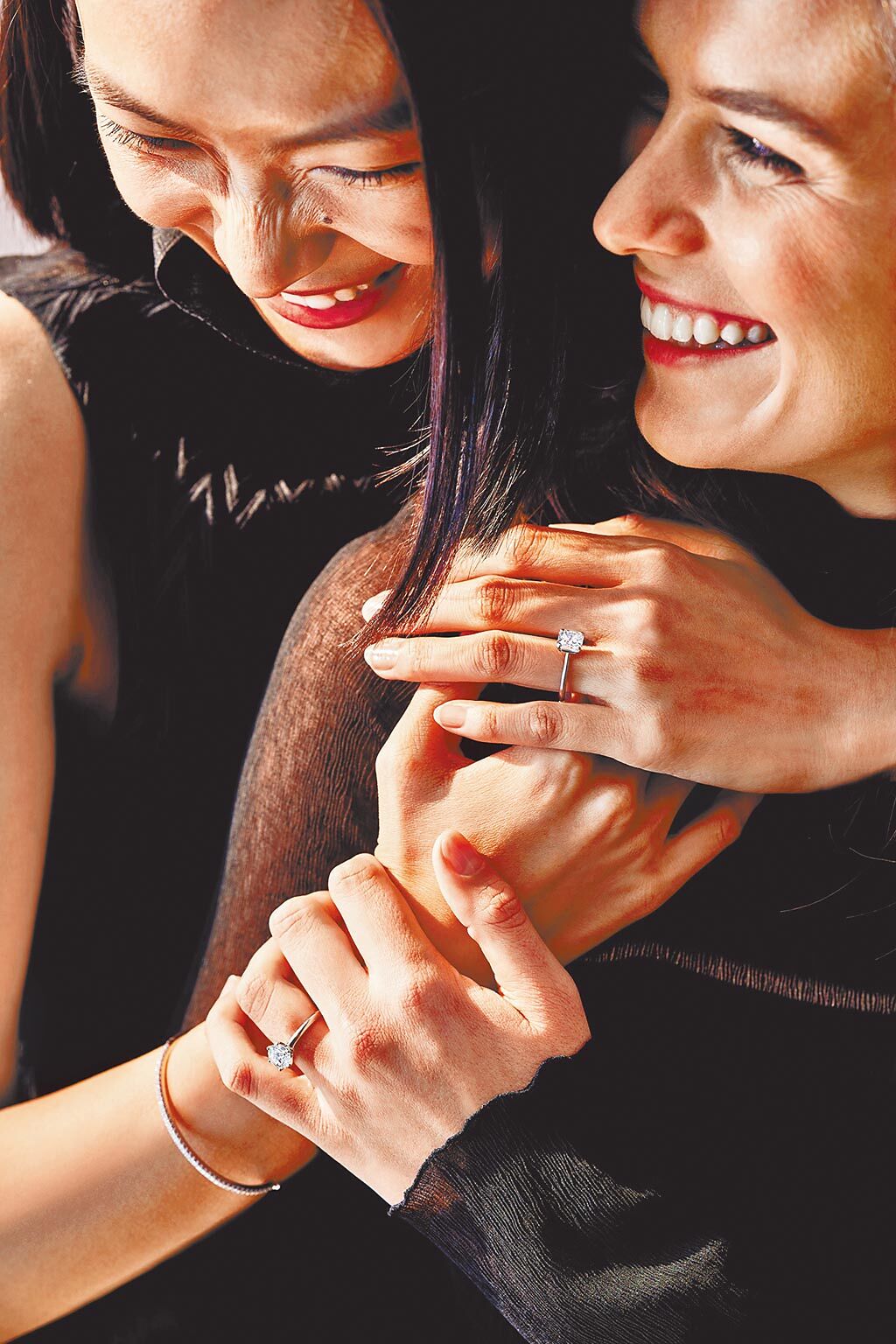 Tiffany為支持同志驕傲月推出「Stand For Love」形象廣告，Tiffany Metro鑽石手環（左），21萬9000元。（Tiffany & Co.提供）