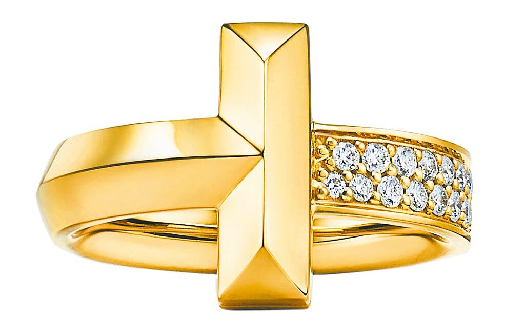 Tiffany T1寬版K金鑽戒，13萬4000元。（Tiffany & Co.提供）