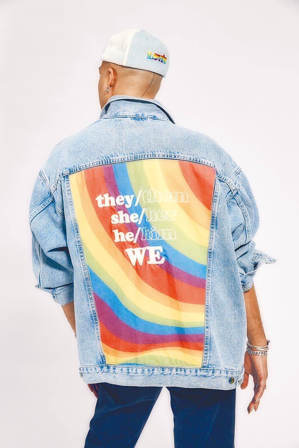 LEVI’S Pride平權系列丹寧夾克外套，4390元。（LEVI’S提供）