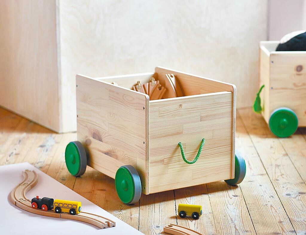 FLISAT附輪腳玩具收納箱，能輕鬆移動讓孩子隨玩隨收。（IKEA提供）