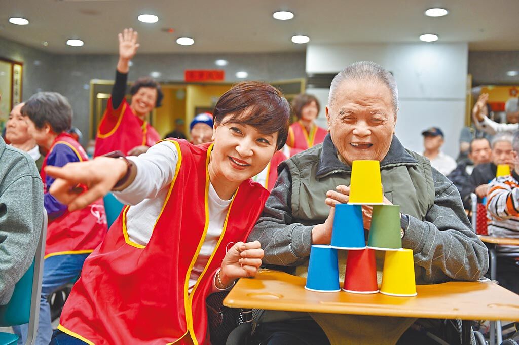 方芳芳（左）常參與台灣優質生命協會的公益活動。（資料照片）
