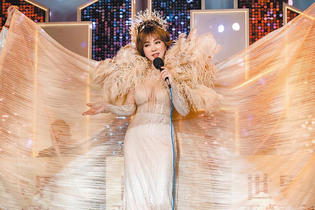 陳美鳳在《黃金歲月》中獻出經典的歌廳秀表演。（民視提供）