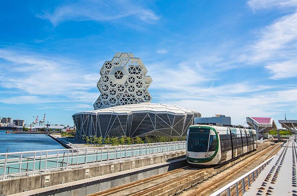 高捷黃線與環狀輕軌匯集，提供亞洲新灣區多元化公眾運輸選項。（攝影/黃敬文）