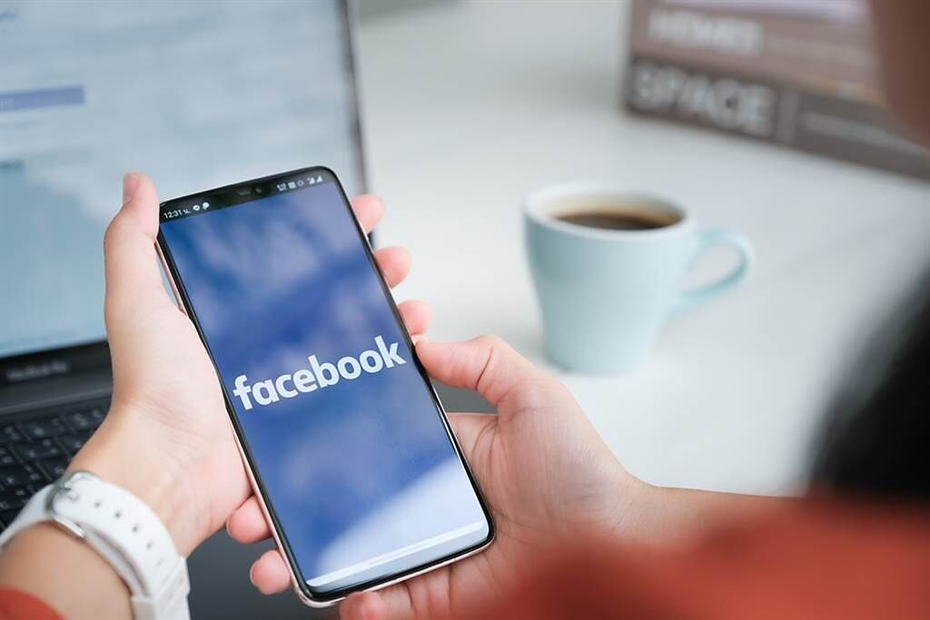 社群網站龍頭臉書（Facebook）證實，公司正在研製智慧型手錶，日後可望和自家開發的擴增實境（AR）眼鏡連線。（圖／Shutterstock）