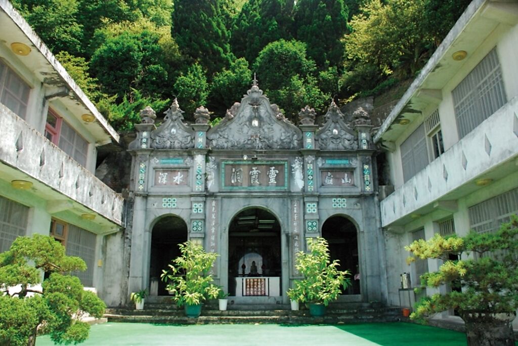 新竹峨嵋靈霞洞，是珍貴的山窟建築。　圖：參山國家風景區管理處╱提供