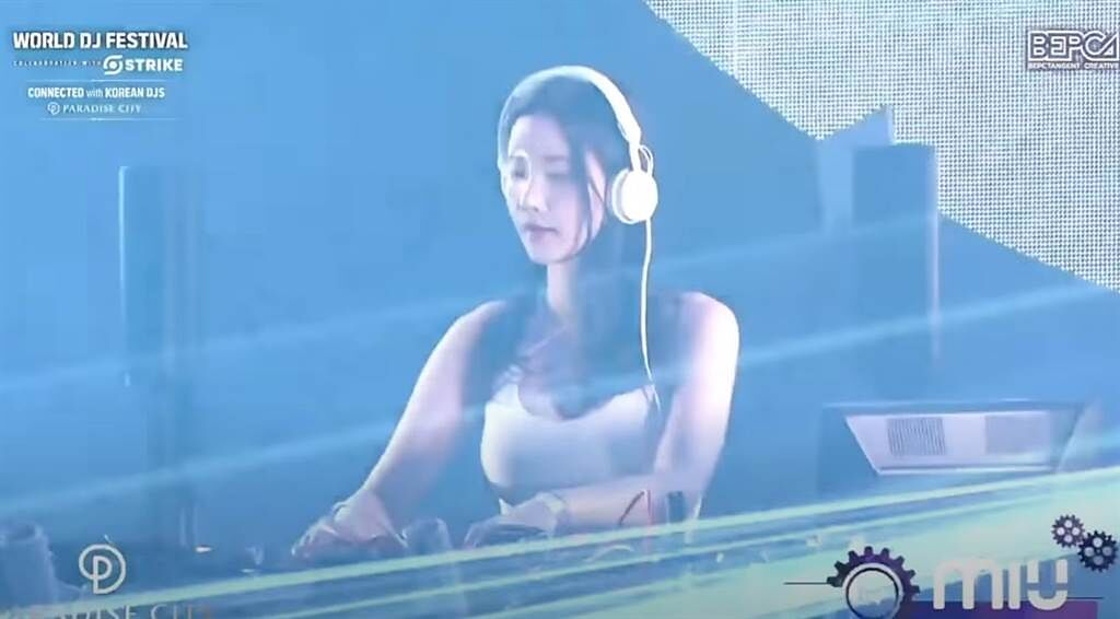 MIU去年在世界DJ節（World Dj Festival）表演，台風相當穩健。（圖/youtube)