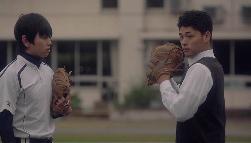 飾演啟聰高中棒球隊投手的玉田宙（左），私底下也是一名棒球隊捕手。（GagaOOLala提供）