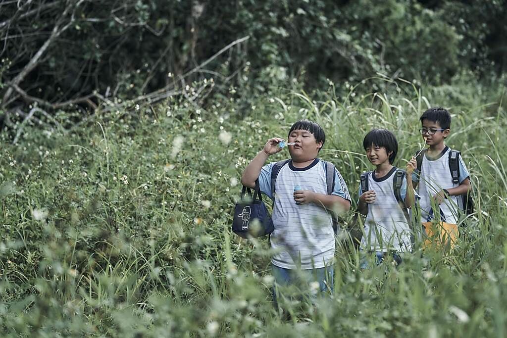 陳京甫（左起）、白潤音和林佑銓在片中是感情好的「神獸男孩」。（甲上提供）
