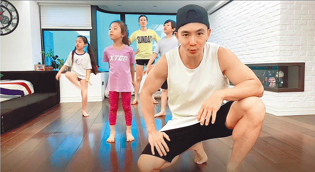 劉畊宏（右）化身體育老師，親自幫小泡芙3兄妹上體操課。（劉畊宏提供）