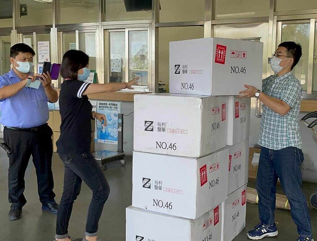日本捐贈台灣124萬劑AZ疫苗，中央流行疫情指揮中心配發金門縣1萬1200劑，今天順利空運送達。（金門縣府觀光處提供）