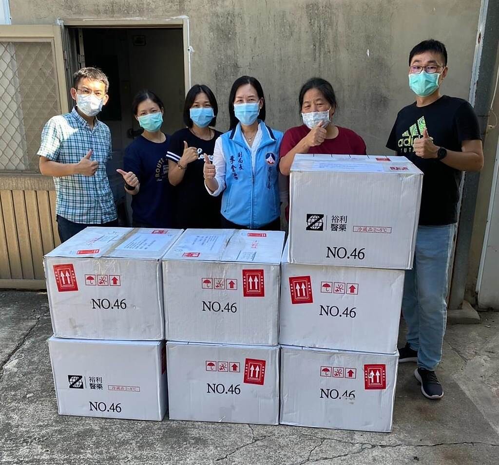 日本捐贈台灣124萬劑AZ疫苗，中央流行疫情指揮中心配發金門縣1萬1200劑，今天順利空運送達。（金門縣府觀光處提供）