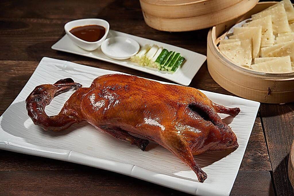 天成飯店旗下開在信義區的世貿國際會館亦有明爐烤鴨外賣，「一鴨二吃」的價位在市場中很有競爭力。（圖／天成飯店集團）