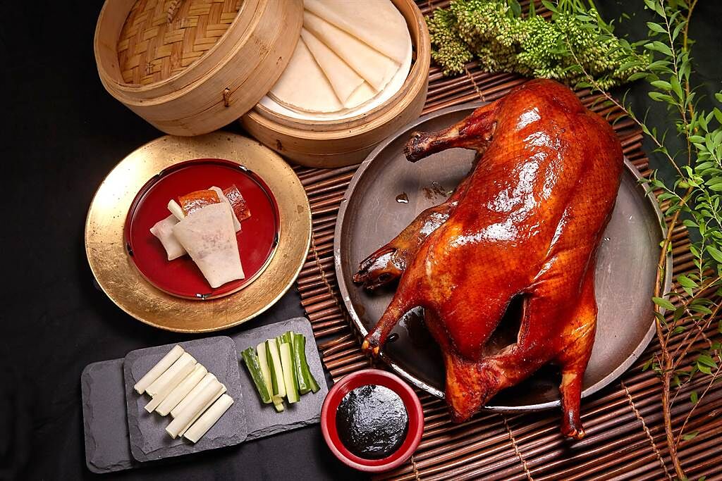 國賓飯店國賓川菜廳亦推出「掛爐烤鴨二吃」外賣。（圖／台北國賓飯店）