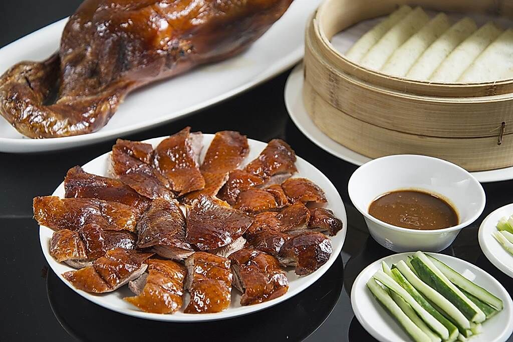 台南晶英酒店的「極品櫻桃烤鴨」在台南頗有人氣，如今因應防疫亦推出「烤鴨兩吃」外賣。（圖／台南晶英酒店）