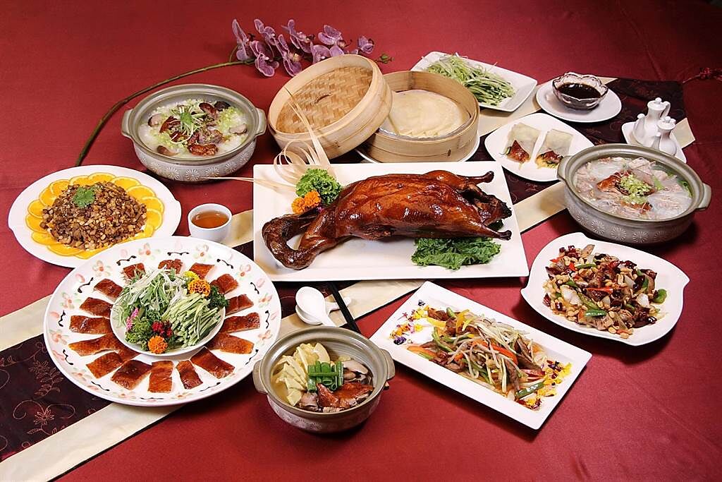 麗寶福容飯店桃園店「福粵樓烤鴨宴」標榜一鴨可以五吃。（圖／福容飯店）