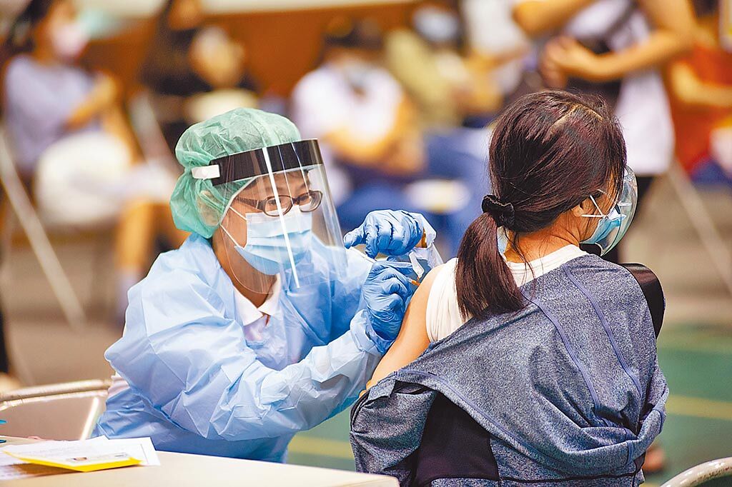 為何台灣疫苗接種率低於全世界？指揮中心解答民眾5大疑問。圖為疫苗接種畫面。（資料照/嘉義市政府提供 呂妍庭嘉義傳真）