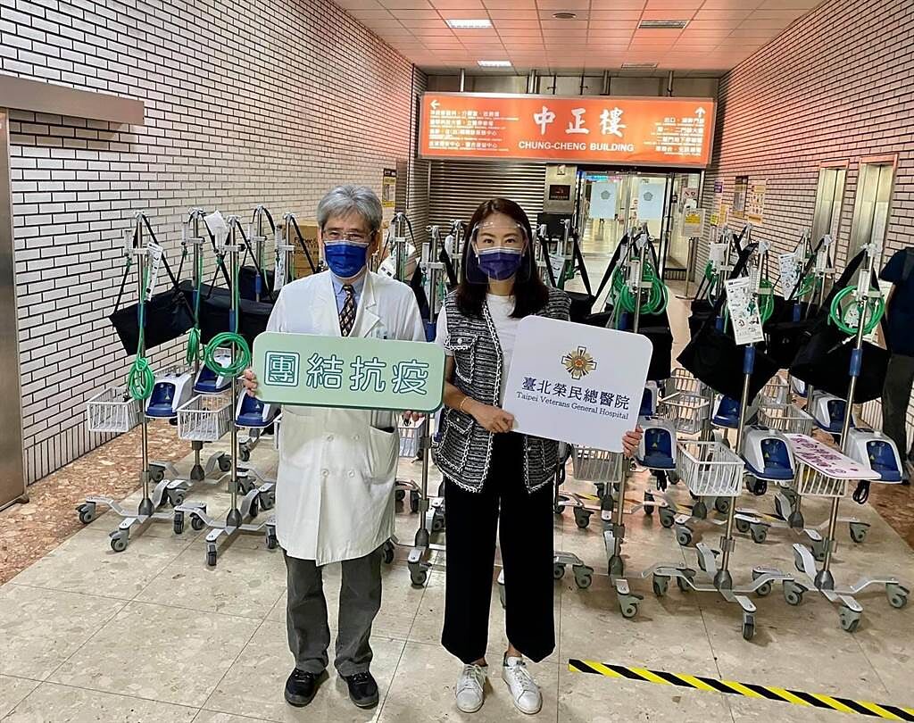 賈永婕前往醫院捐贈救命神器。（摘自臉書）
