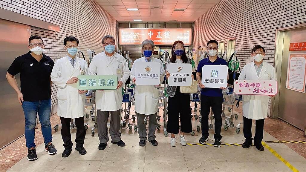 賈永婕前往醫院捐贈救命神器。（摘自臉書）