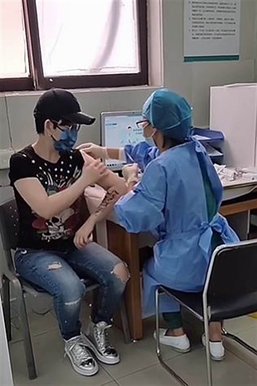 潘美辰（左）日前在大陸注攝疫苗。（翻攝潘美辰微博)