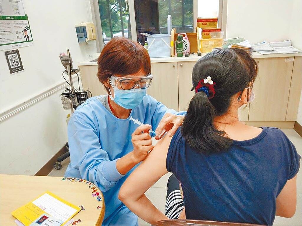 日本打疫苗順序，將重大傷病患者排第三順位， 陳文茜嘆台灣卻把他們排第十類。圖為打疫苗示意圖。（本報資料照）