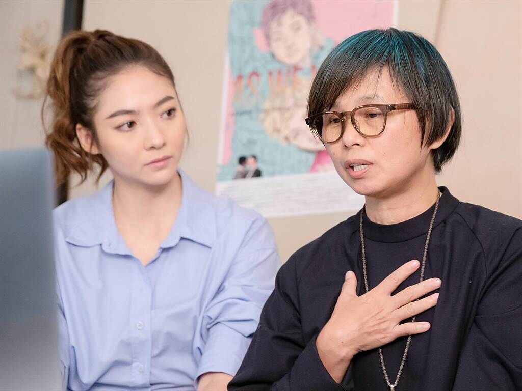 魏瑛娟（右）編導30多齣戲劇，在國際藝術交流扮演重要角色，左為主演《揭大歡喜》的謝沛恩。（海鵬影業提供）