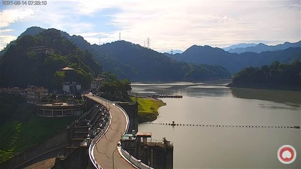 石門水庫3天進帳破千萬噸，水壩旁的草坪越來越小，與6月1日的即時影像相比，綠地已經快不見了。(圖截自桃園智慧旅遊雲 Taoyuan Travel / YouTube)