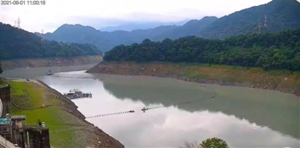 對比6月1日的水庫即時影像可看出，水壩旁還露出一大塊陸地。(圖/截自桃園智慧旅遊雲 Taoyuan Travel」YouTube)