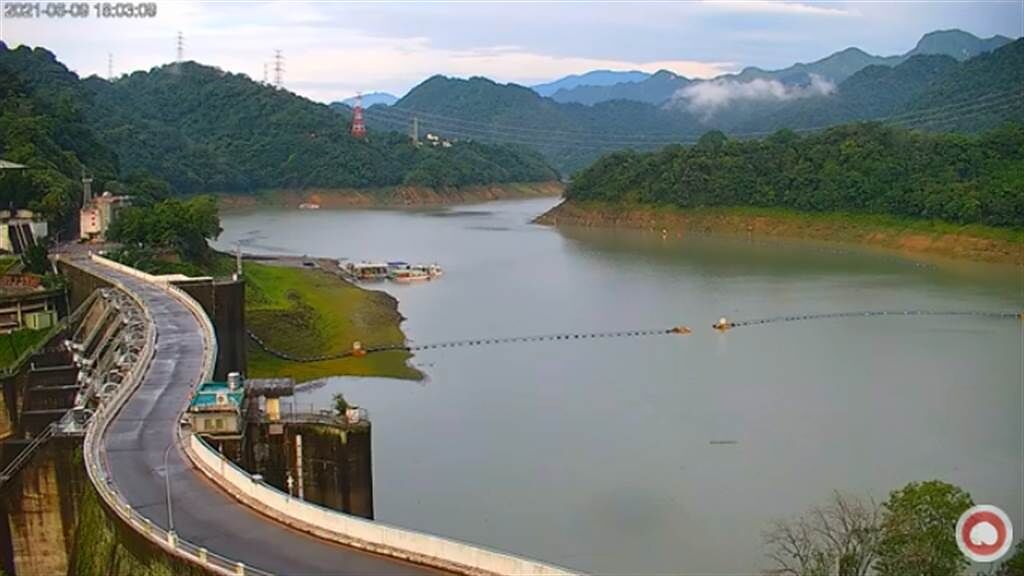 根據石門水庫即時影像，原本水壩旁露出的一大截陸地，至6月9日時黃土已幾乎被淹沒。(圖/截自桃園智慧旅遊雲 Taoyuan Travel」YouTube)