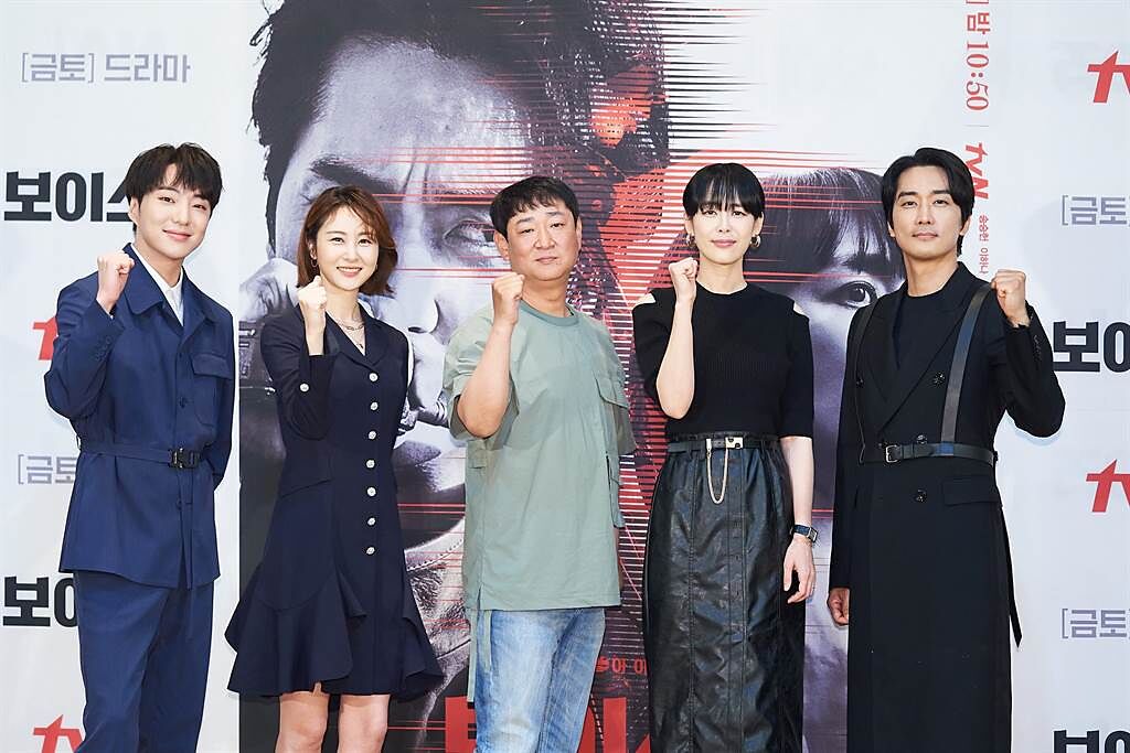 姜昇潤（左起）、孫恩書、導演申勇輝、李荷娜、宋承憲出席《VOICE 4》記者會。（friDay影音提供）