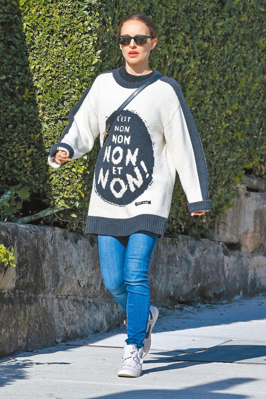 娜塔莉波曼在澳洲被拍到穿Dior「說不」毛衣上街，提醒女性自主重要。（CFP）