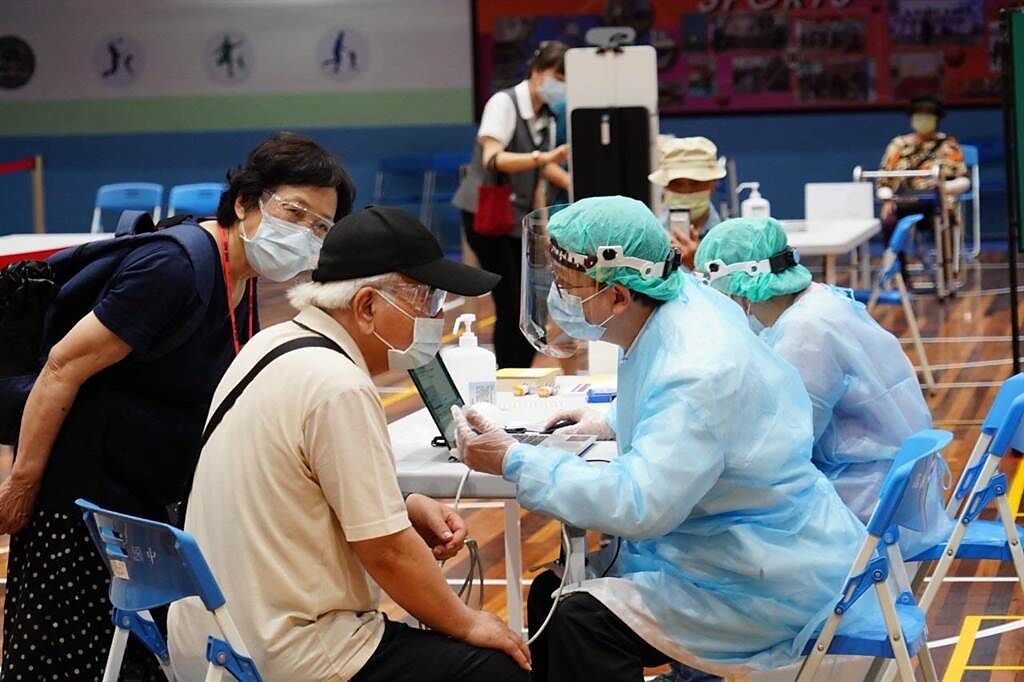 台北市85歲以上、65歲以上原住民長者15日開放接種AZ疫苗，不少人都提早到場等待。（台北市政府提供／張立勳台北傳真）