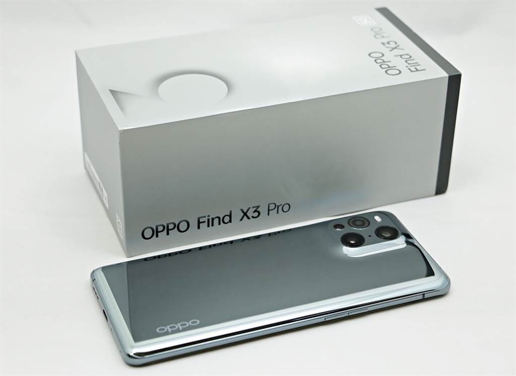OPPO Find X3 Pro以及包裝盒。（黃慧雯攝）