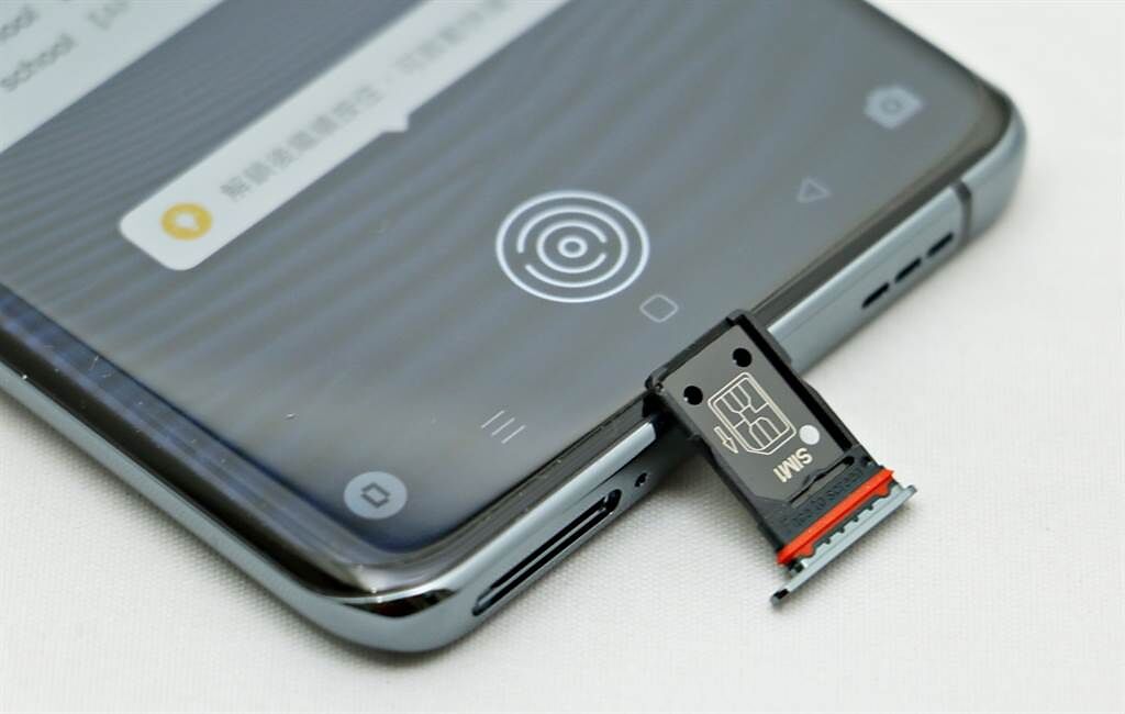 OPPO Find X3 Pro採用雙層SIM卡設計，不支援microSD卡擴充。（黃慧雯攝）