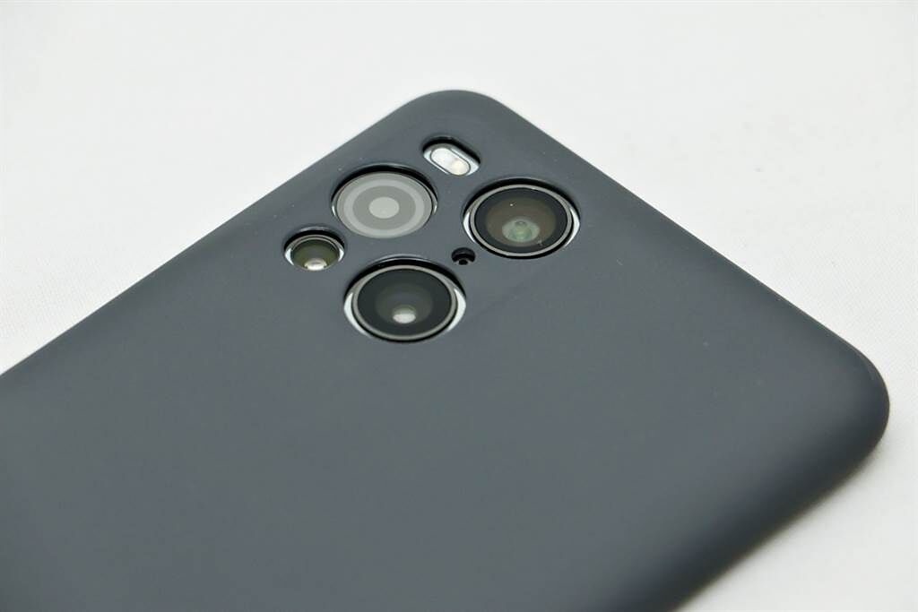 OPPO Find X3 Pro鏡黑款盒附矽膠保護殼，是黑色材質，相機位置設計也很特別。（黃慧雯攝）