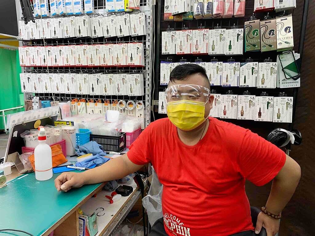 在瑞豐賣手機周邊商品已9年的老闆陳小進表示，在家宅了20多天，為了討生活還是要出來擺攤，他特地準備防護罩防護。（柯宗緯攝）