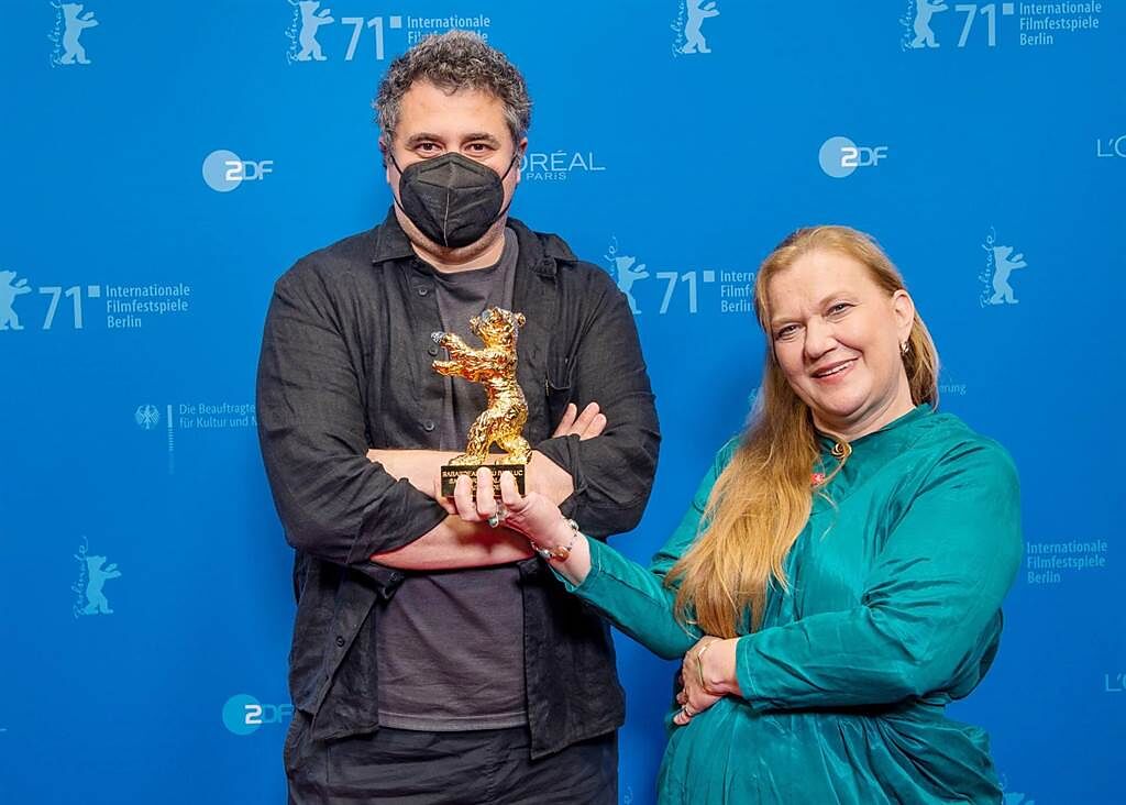 導演哈都裘德（左）日前戴黑口罩上台領柏林金熊獎，右為女製片。（海鵬提供）