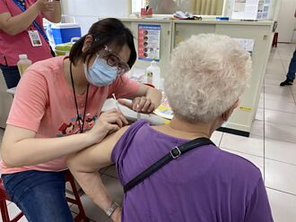台南高齡長者9點開打AZ疫苗 首日預計8000名長者完成接種