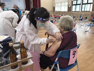 104歲人瑞接種疫苗 基隆首日上午施打率6成